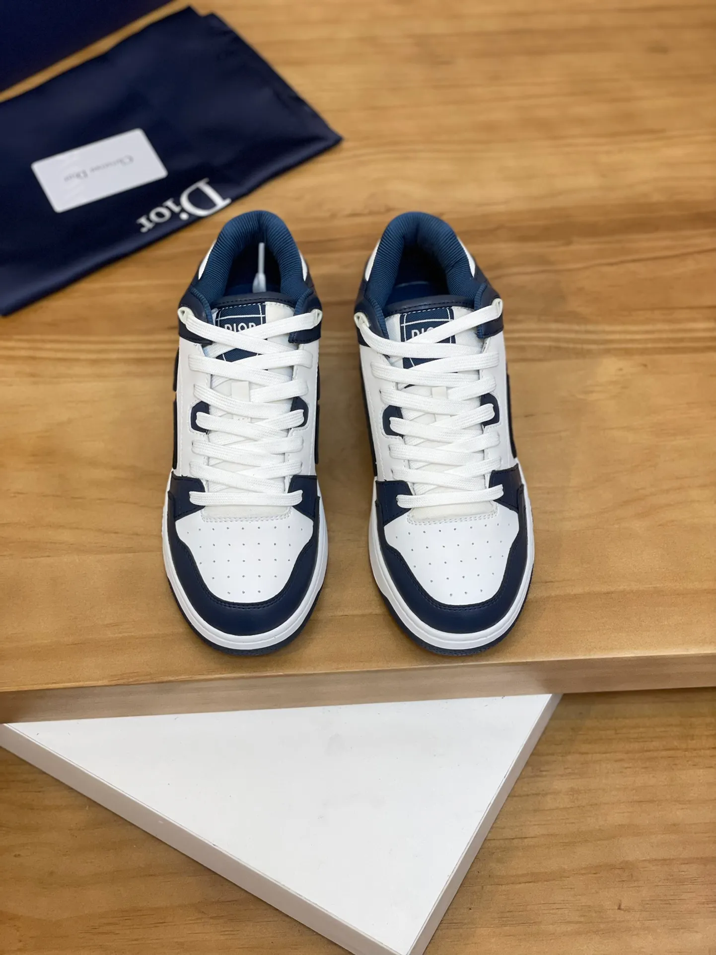 Men's shoes: 💰P440¥ Product trademark: Dior* "Dior*" high-top casual shoes Regular size: 38-44 (can be customized to 45.46) Product materials: Upper imported cowhide stitched with original fabric, breathable lining, original outsole. Number: 1006
